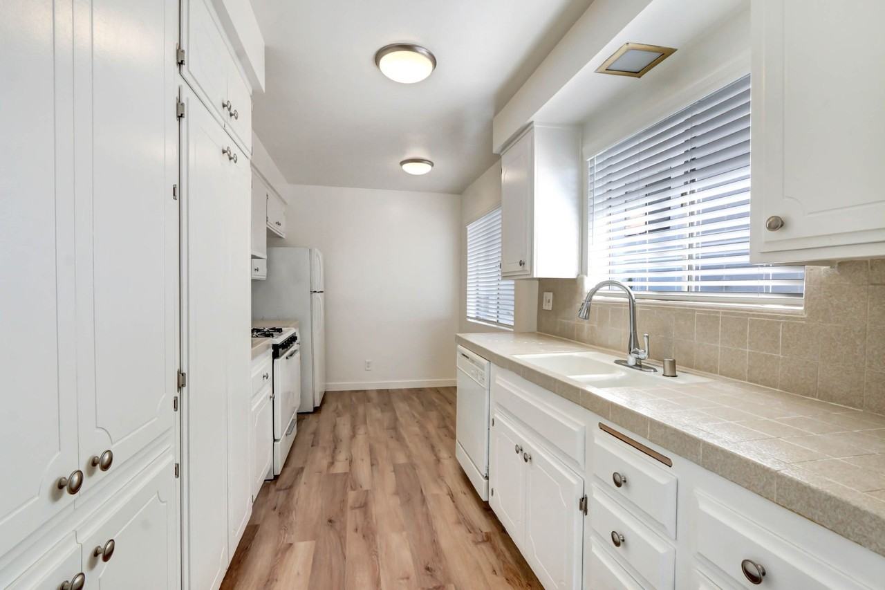 1306 Armacost Ave in prime West LA!  Steps to Wilshire Blvd and Brentwood. - Photo 3 of 4