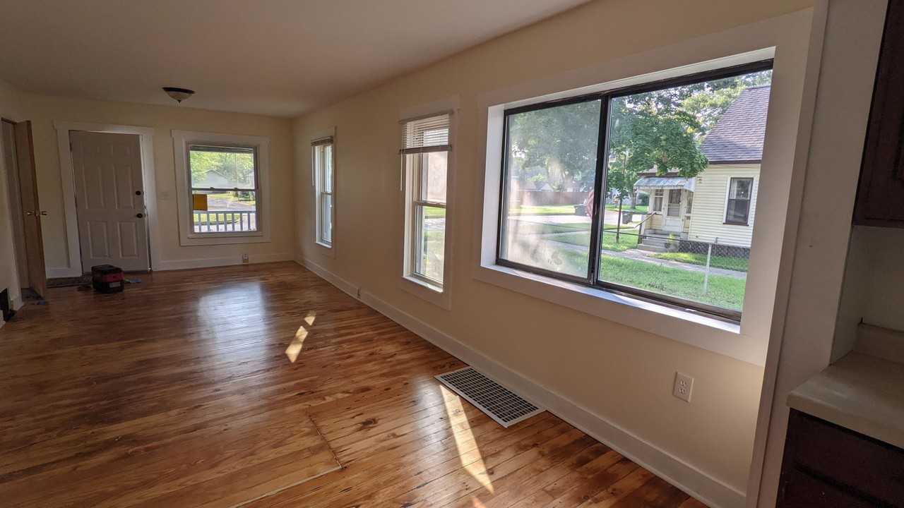 1943 Howden St - Photo 3 of 9