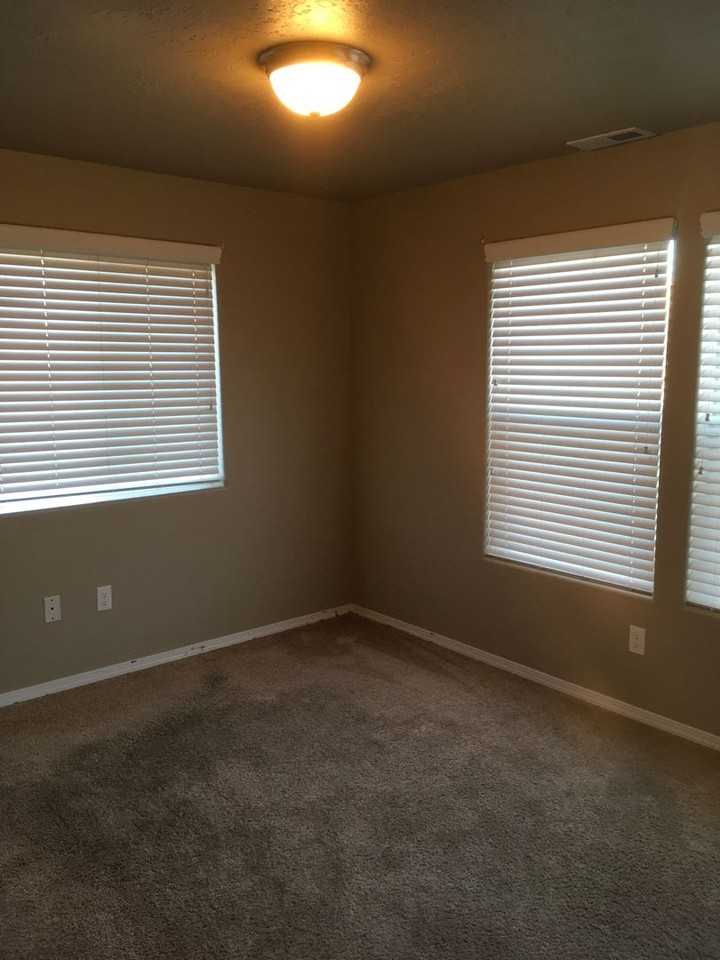 712 Ne Redwood Ave - Photo 5 of 34