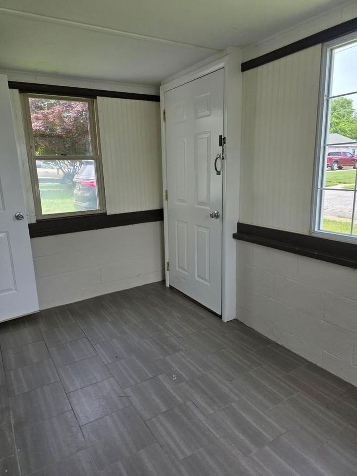 464 Robinson Dr - Photo 2 of 12
