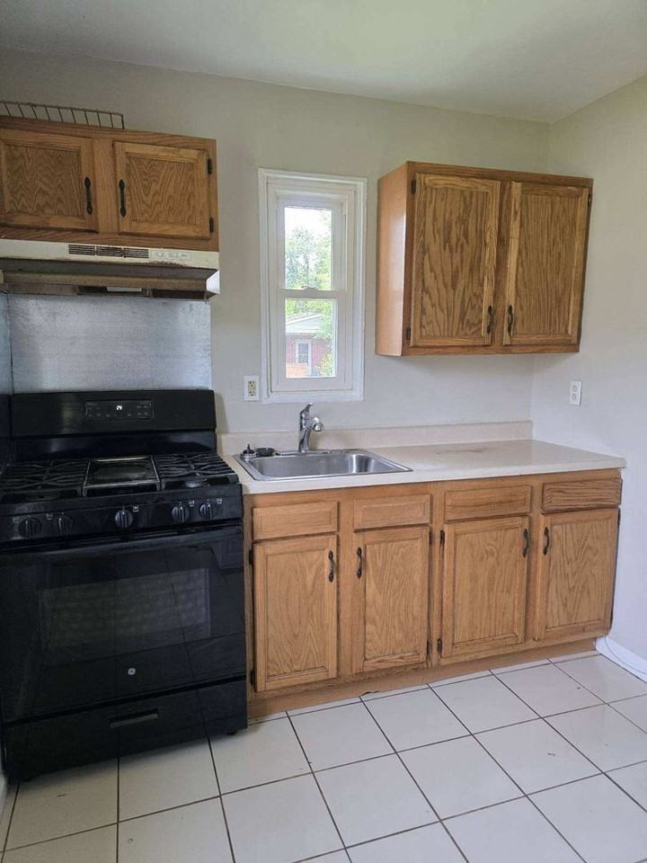 464 Robinson Dr - Photo 3 of 12