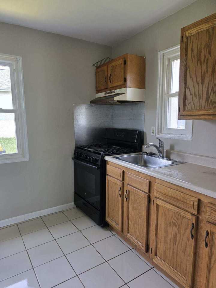 464 Robinson Dr - Photo 6 of 14