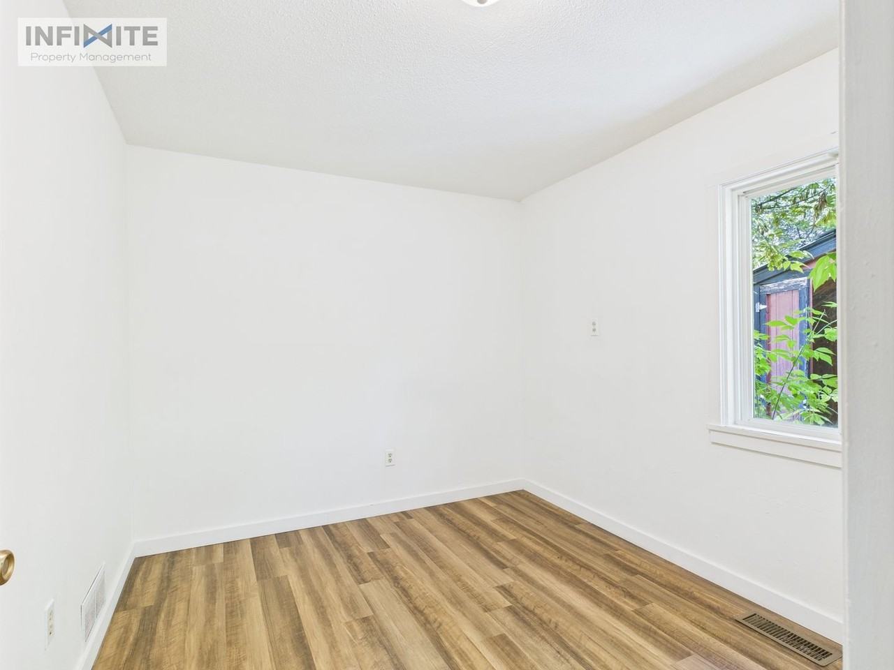 809 N Black Ave - Photo 6 of 16