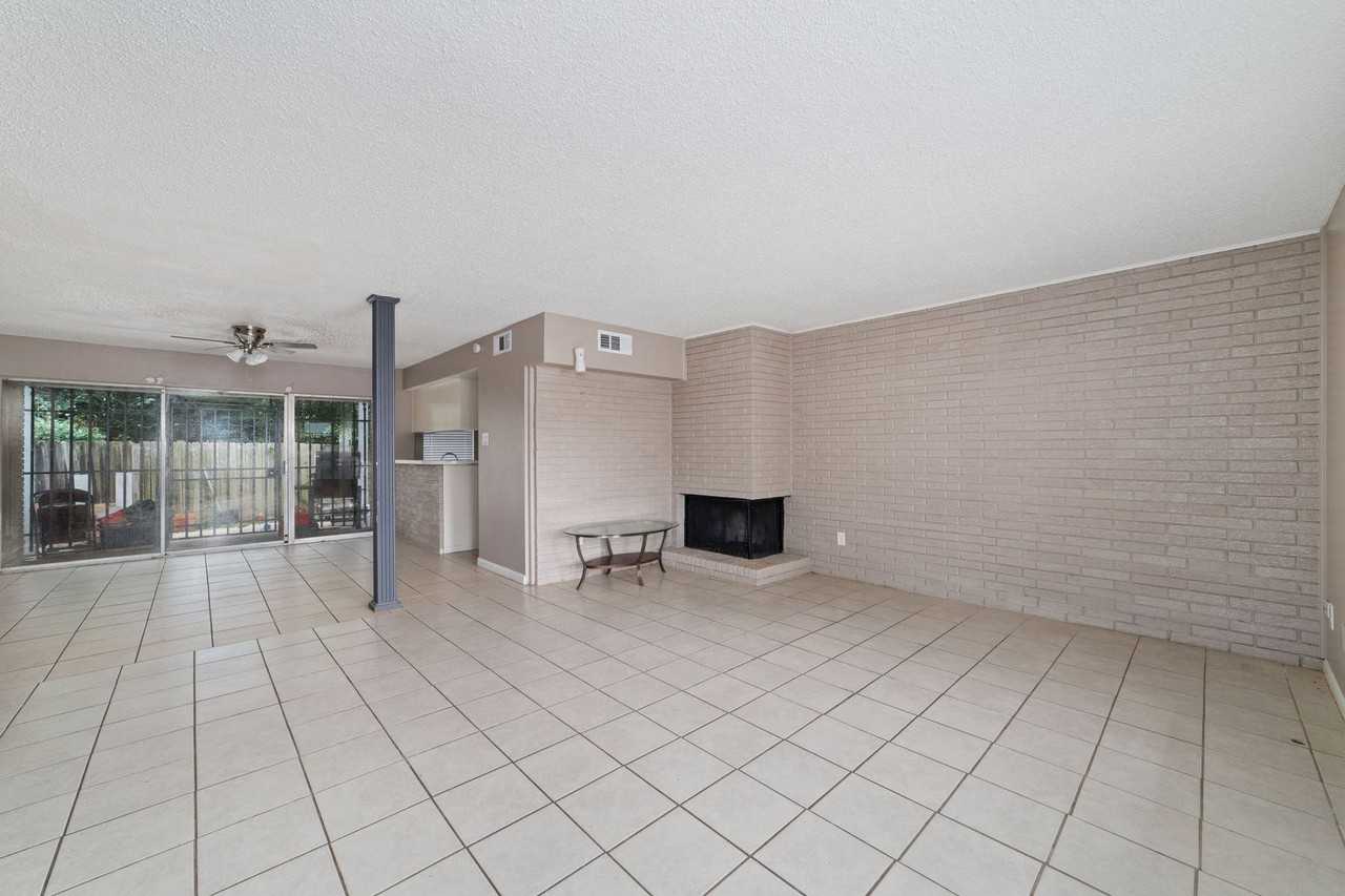 NEWLY RENOVATED APARTMENT IN HOUSTON - Photo 3 of 33