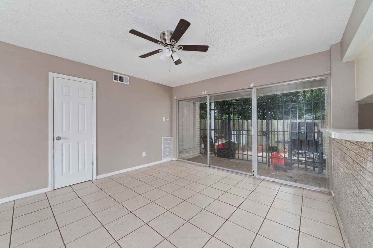 NEWLY RENOVATED APARTMENT IN HOUSTON - Photo 4 of 33