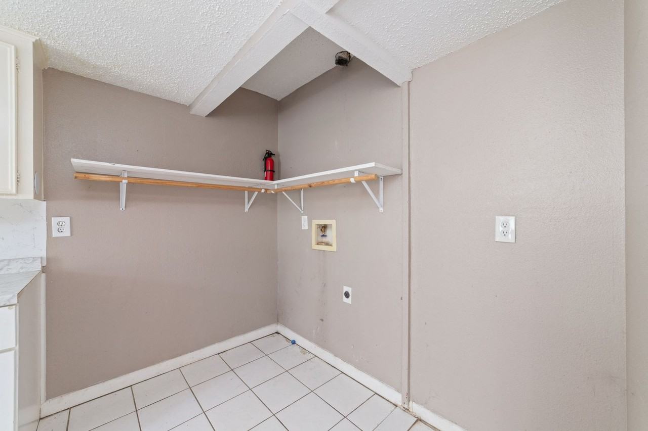 NEWLY RENOVATED APARTMENT IN HOUSTON - Photo 6 of 33