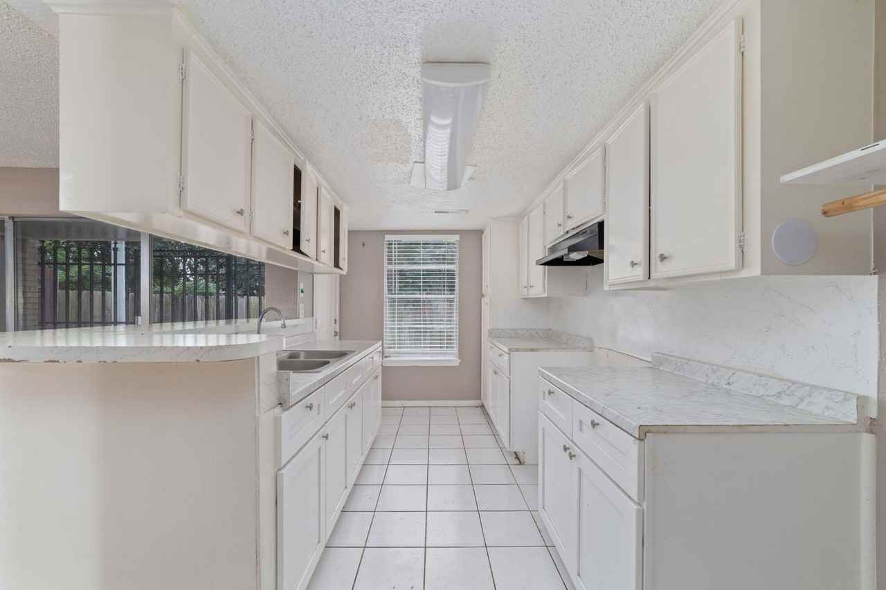 NEWLY RENOVATED APARTMENT IN HOUSTON - Photo 7 of 33