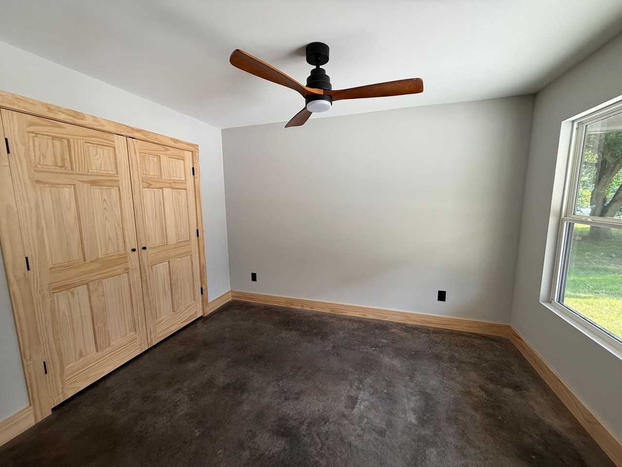 110 Hooper Dr - Photo 2 of 12