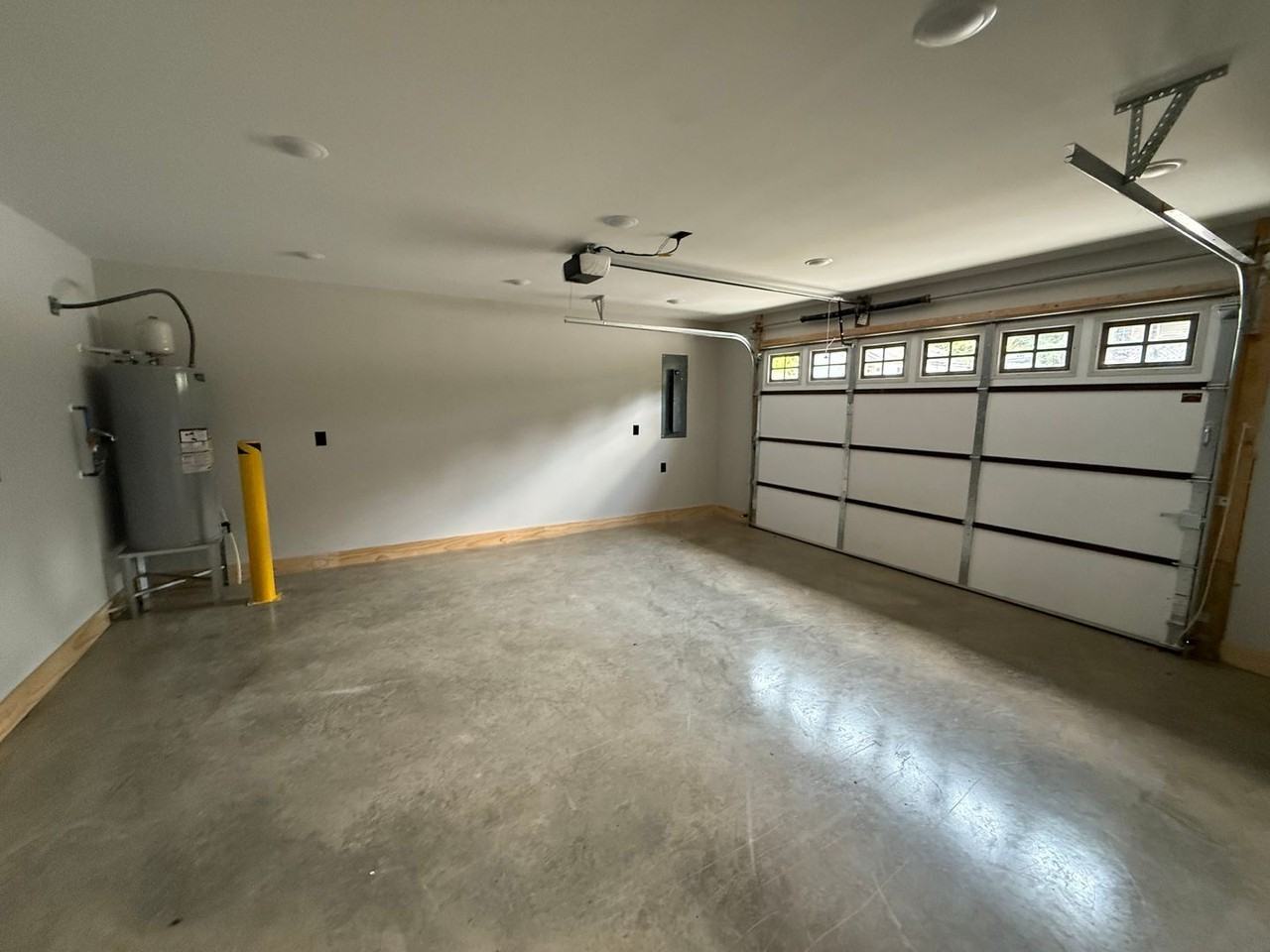 112 Hooper Dr - Photo 2 of 12