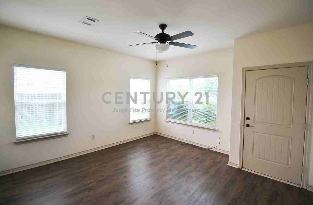 112 Bridle Ct - Photo 2 of 12