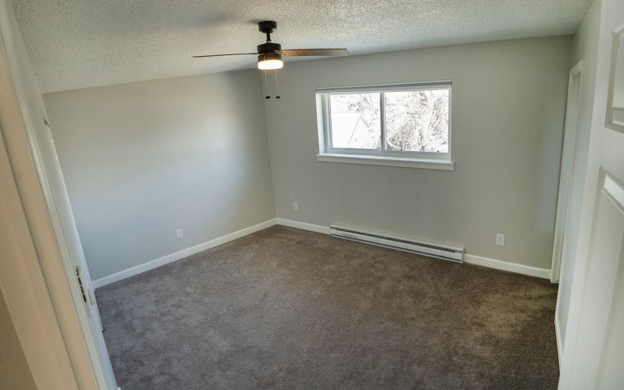 1630 Hastings Dr - Photo 5 of 24