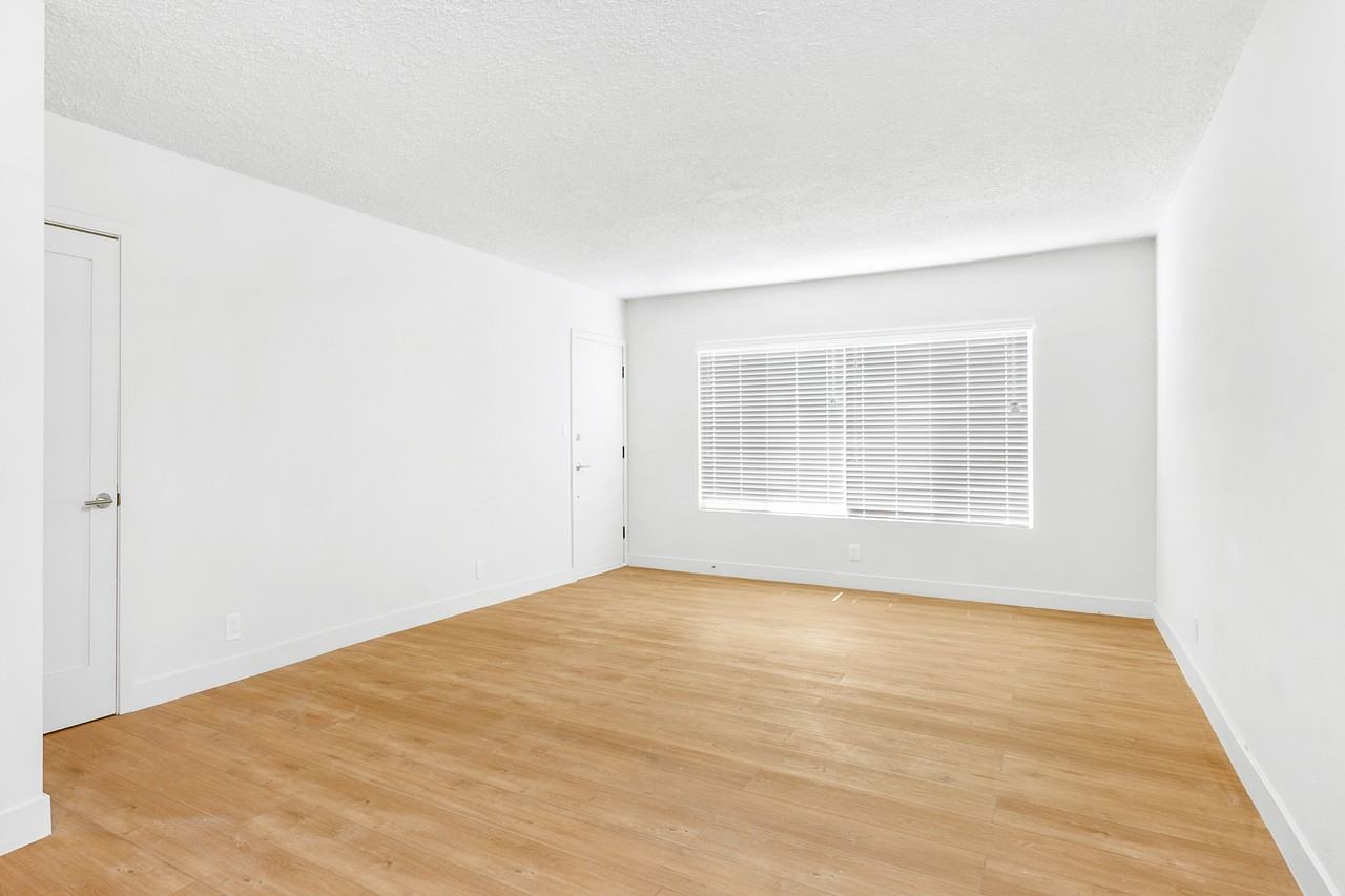 1911 South Palm Grove Avenue #4 - Photo 4 of 9