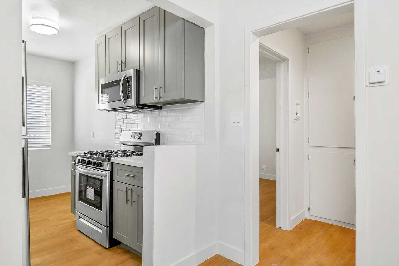 1911 South Palm Grove Avenue #4 - Photo 2 of 9