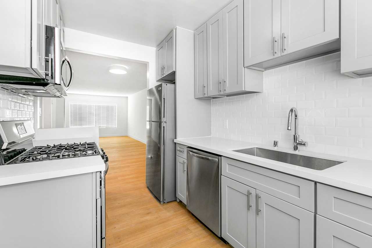 1911 South Palm Grove Avenue #4 - Photo 3 of 9