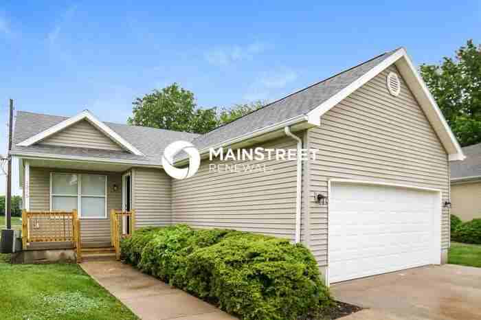 1016 Ne Queens Ct - Photo 2 of 17