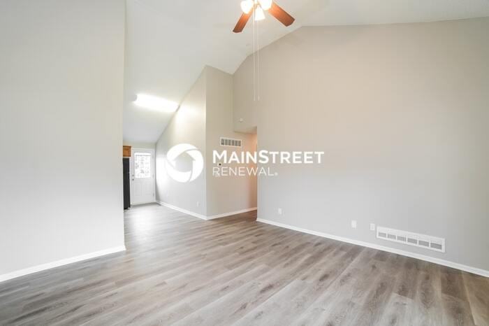 1016 Ne Queens Ct - Photo 3 of 17