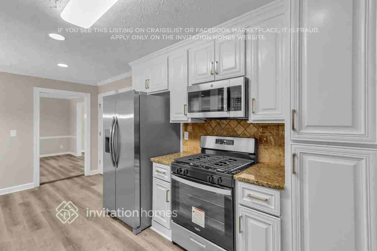 6412 Phillips Pl - Photo 6 of 23
