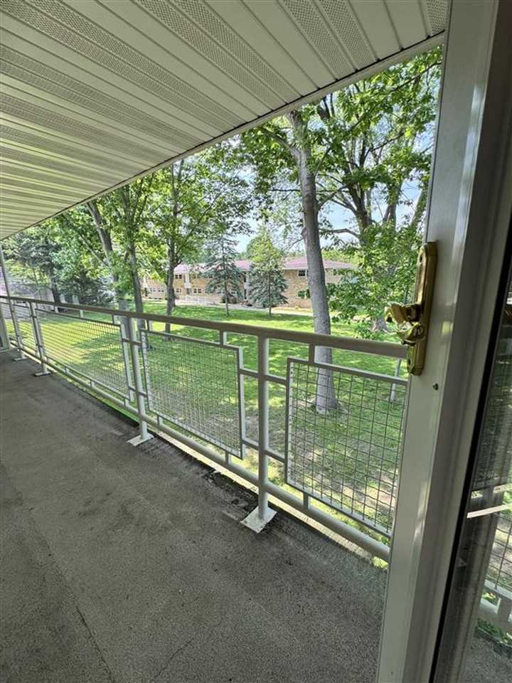 Royal Arms Apartments - Photo 5 of 26