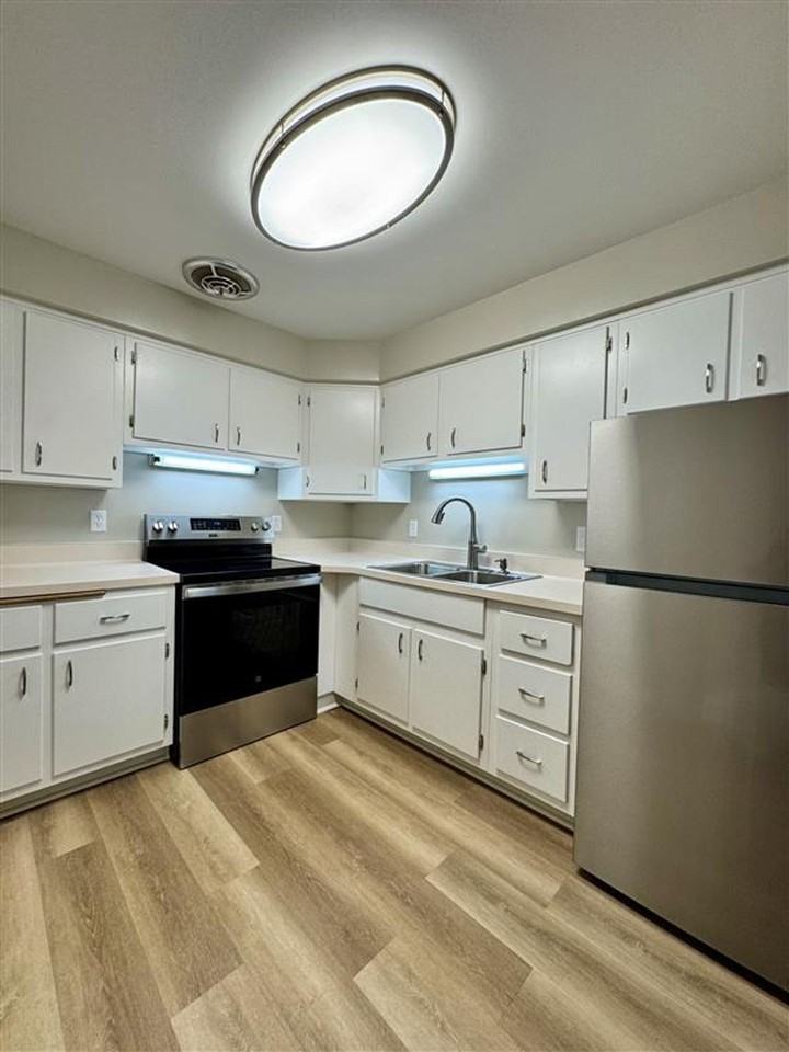 Royal Arms Apartments - Photo 6 of 26