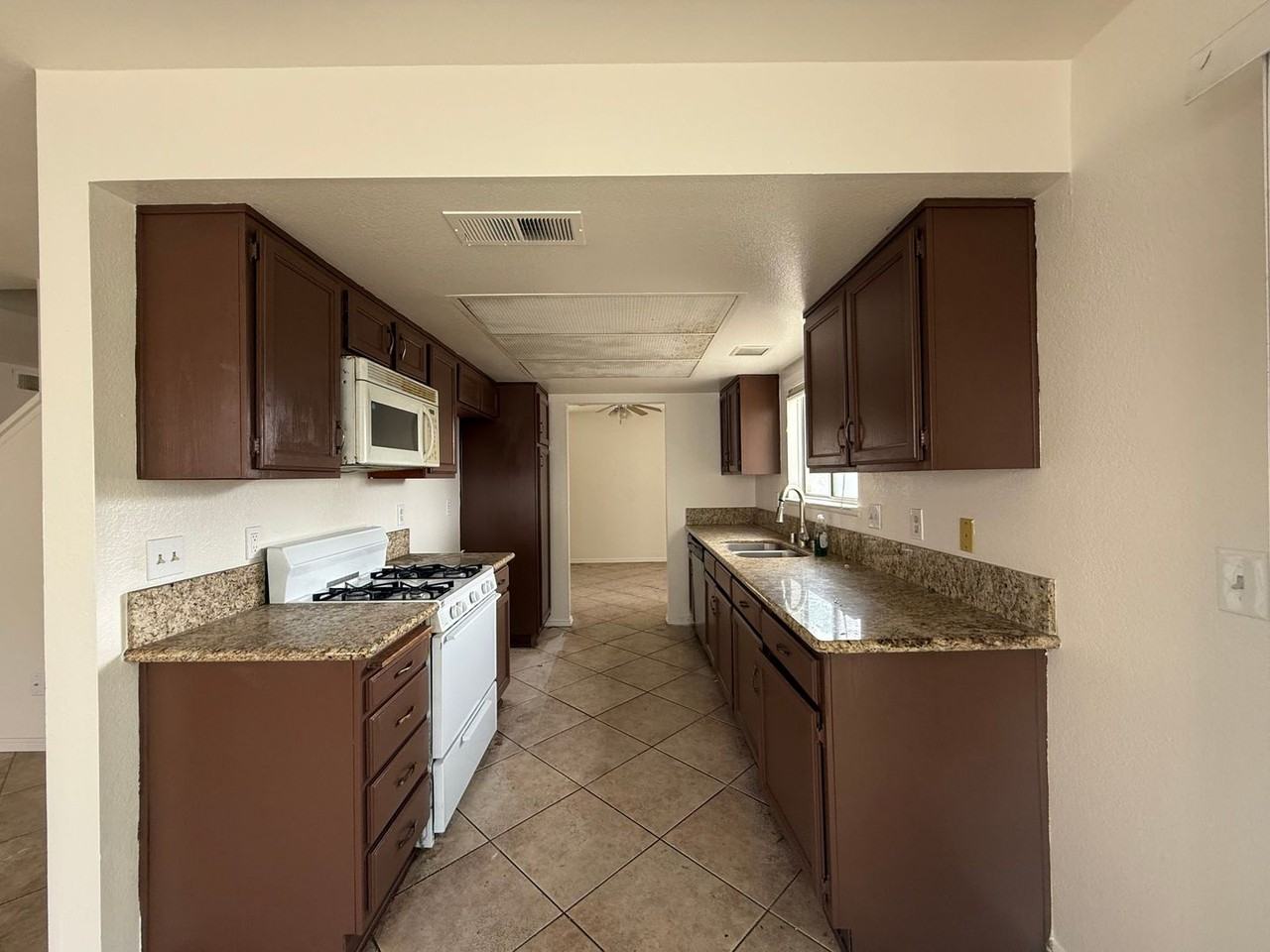 1096 Burton St - Photo 3 of 3