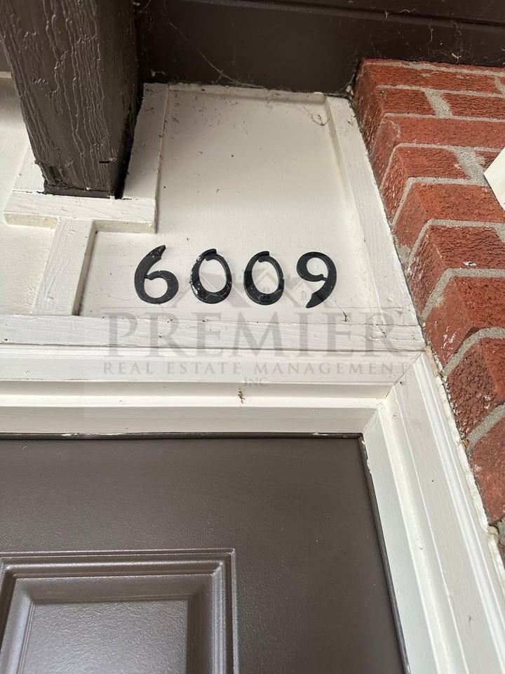 6009 Barton Dr - Photo 4 of 12
