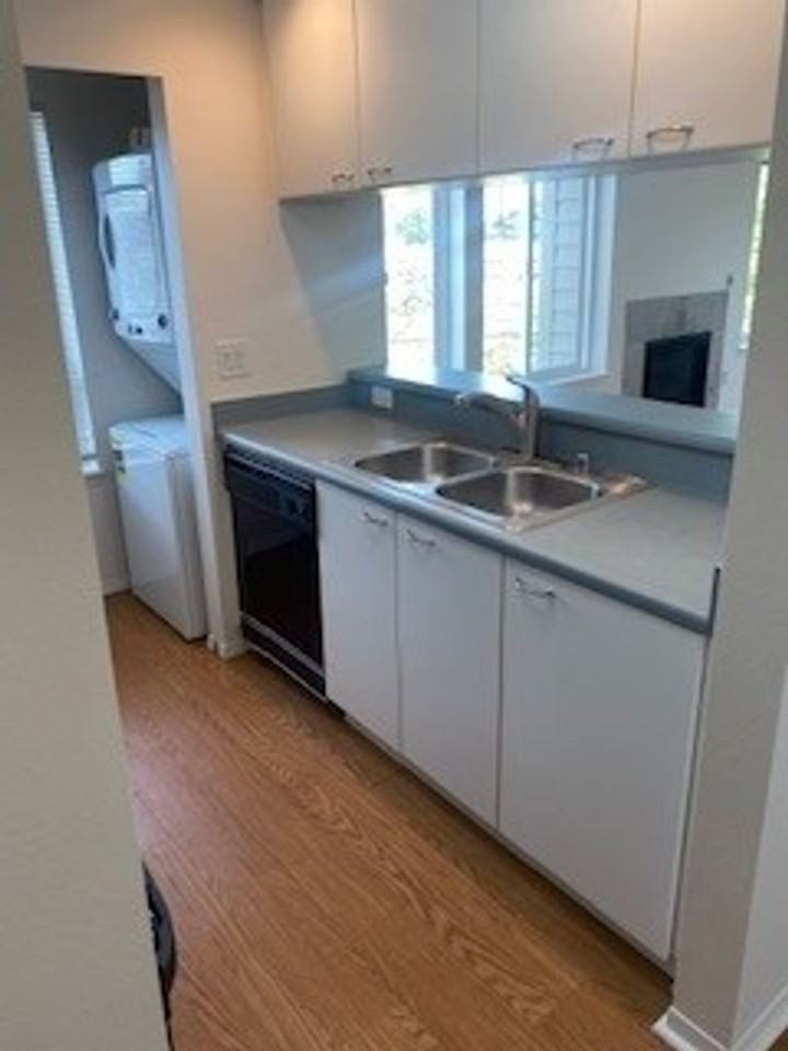 1835 Queen Anne Ave N #201 - Photo 4 of 11