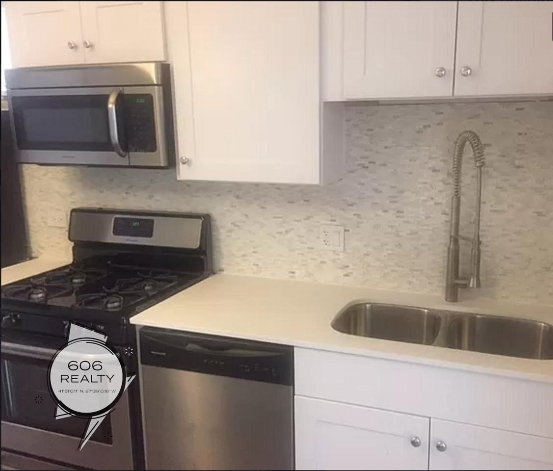 Lincoln Park Apartments on Clybourn! - Photo 5 of 16