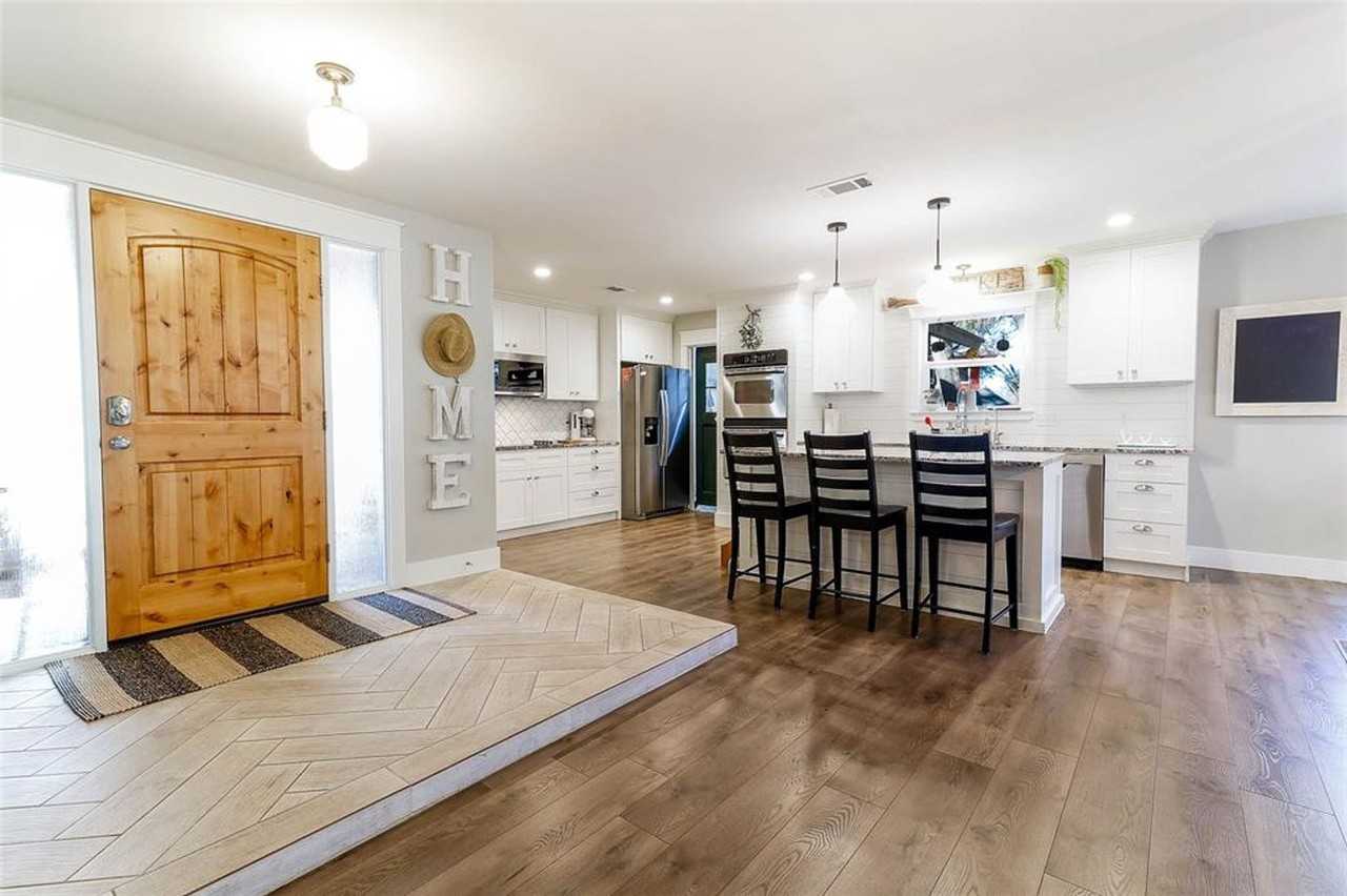 405 Deerfoot Cir - Photo 3 of 16