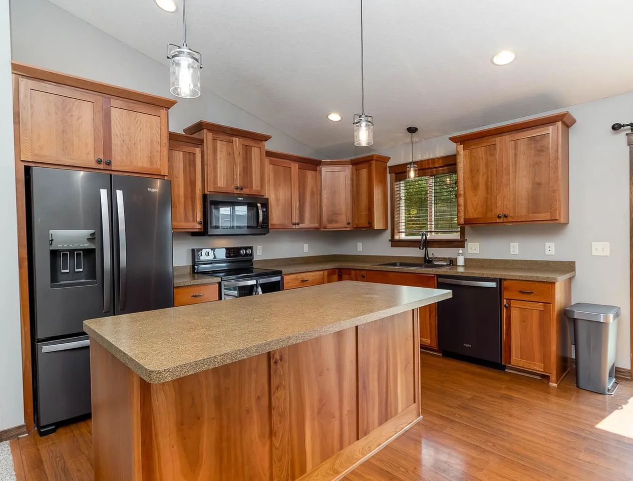 170 Pullman Ave - Photo 2 of 18