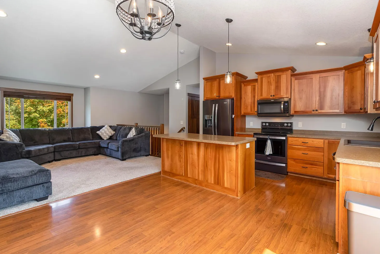 170 Pullman Ave - Photo 3 of 18