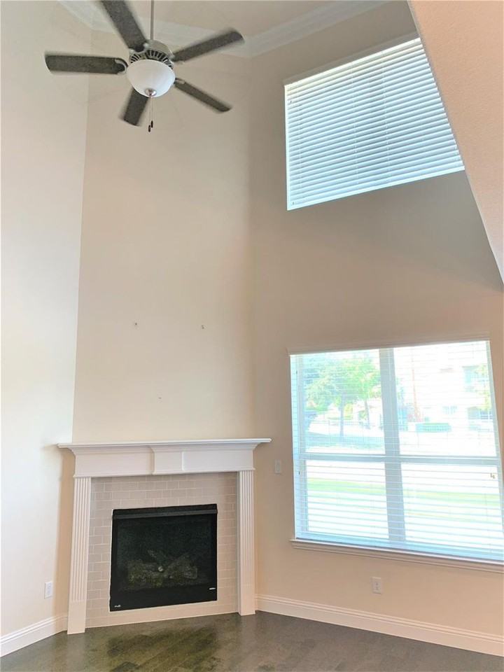 555 Hampshire Dr - Photo 3 of 22