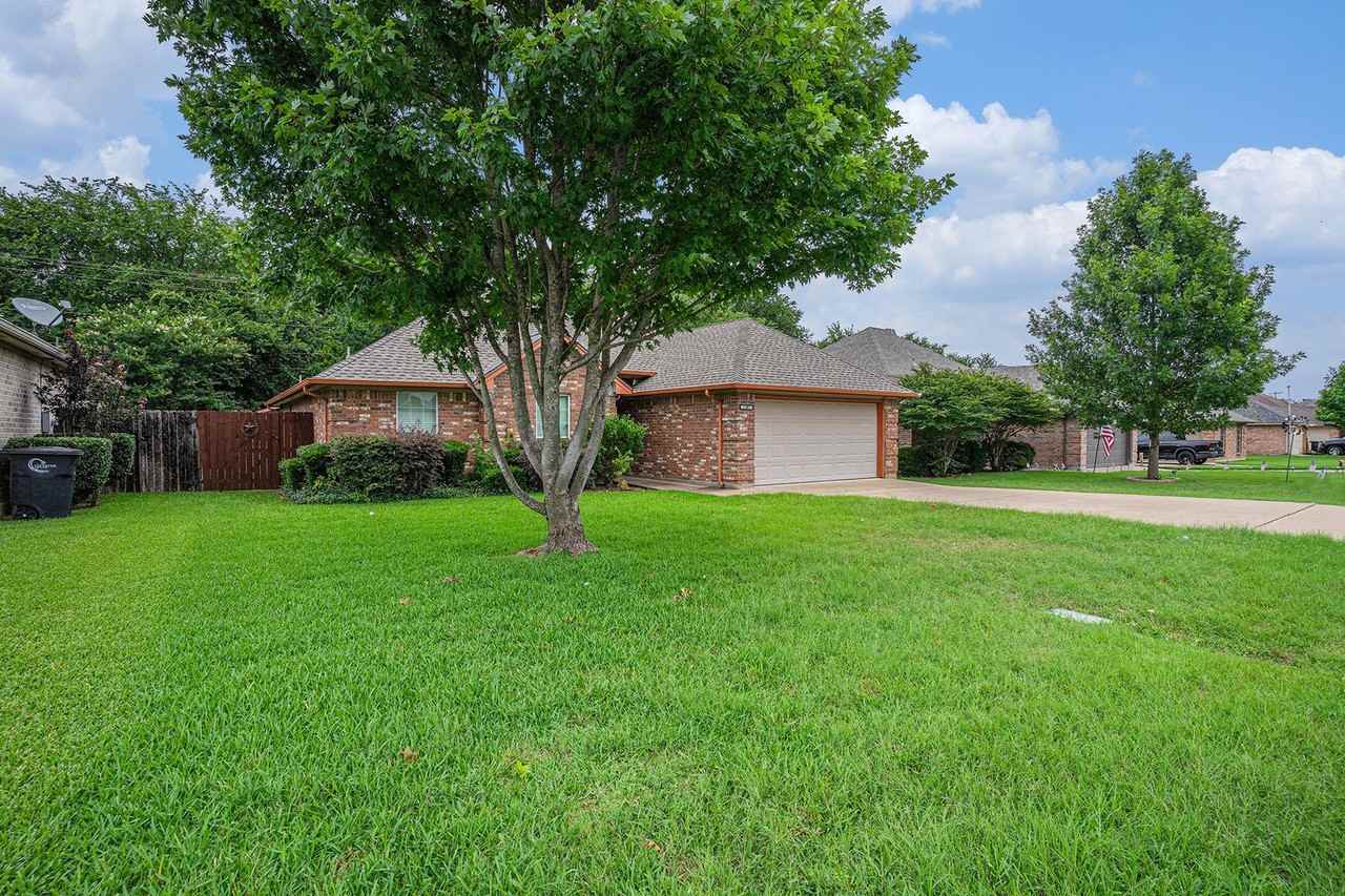 1307 Hyde Park Blvd - Photo 2 of 24