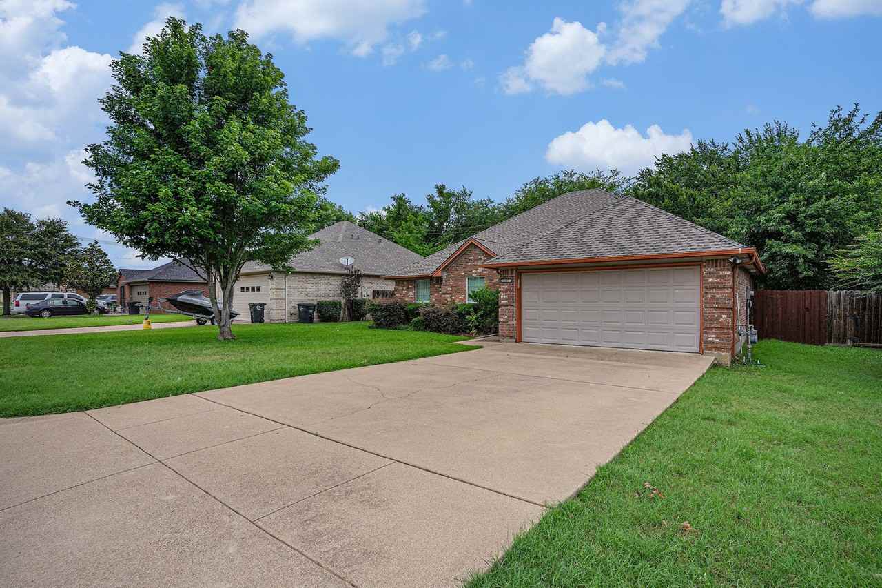 1307 Hyde Park Blvd - Photo 3 of 24