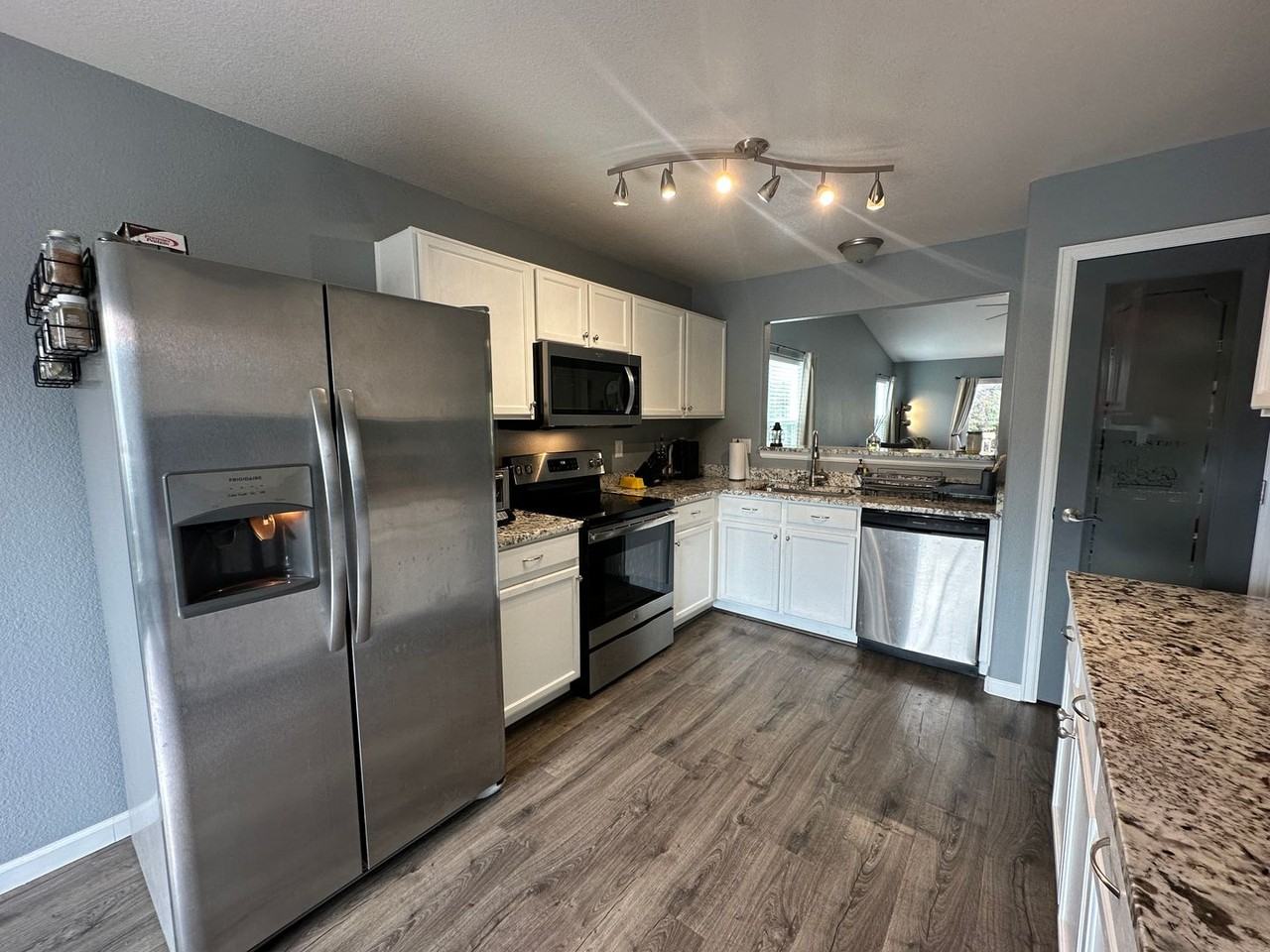 8211 Oakton Ct - Photo 4 of 20