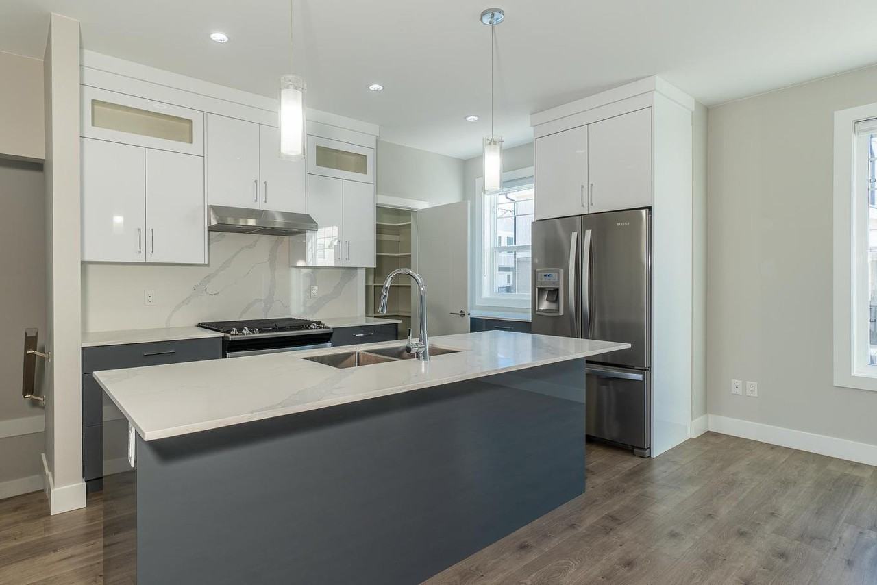 19483 74 Avenue - Photo 2 of 10