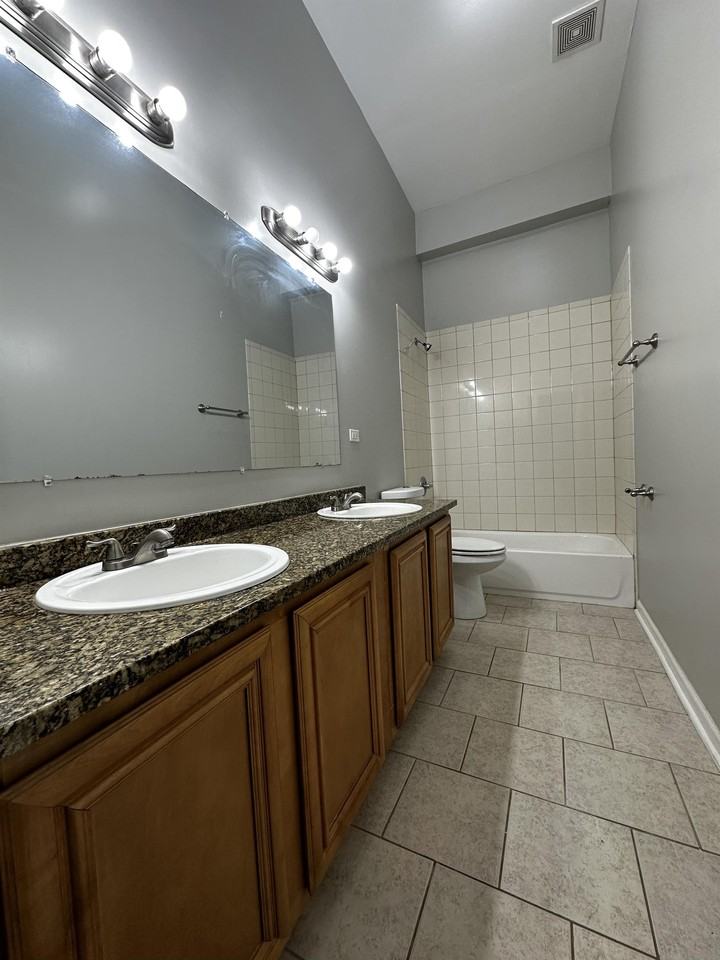 2438 N Laramie Ave ## 1n - Photo 3 of 11