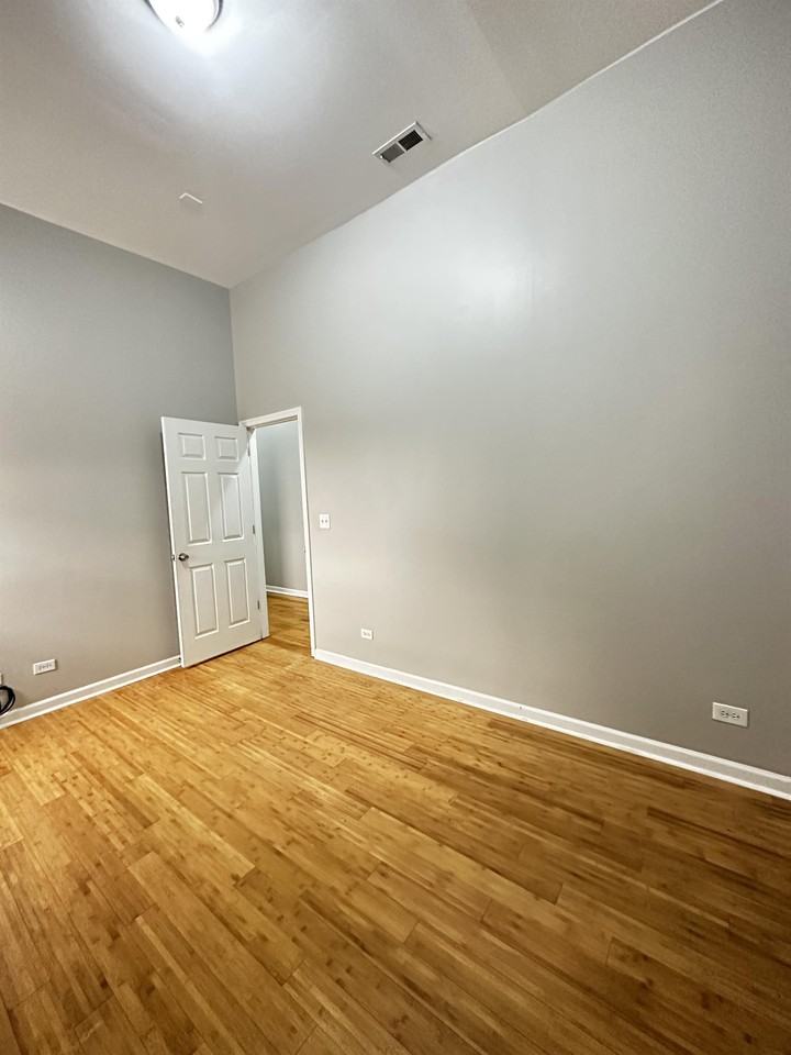 2438 N Laramie Ave ## 1n - Photo 7 of 11