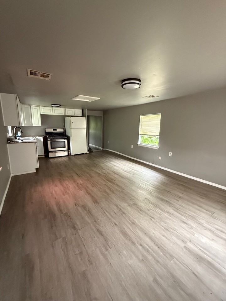 1222 Nw 8th St - Photo 3 of 9
