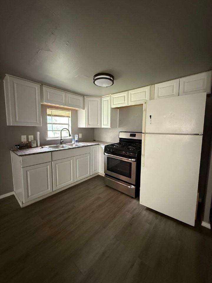1222 Nw 8th St - Photo 4 of 9