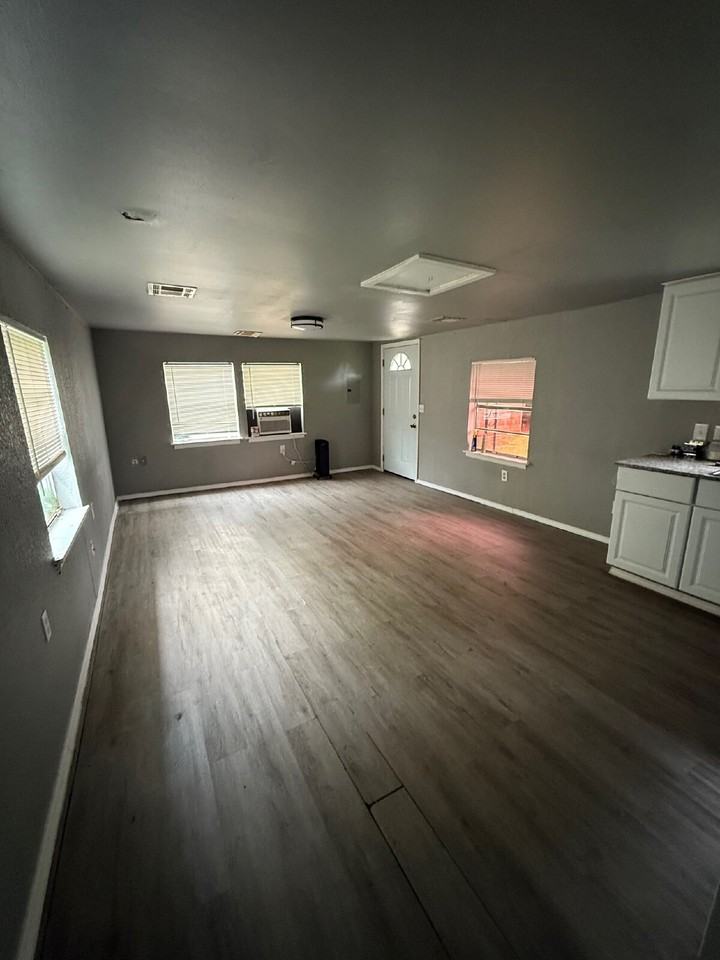 1222 Nw 8th St - Photo 5 of 9