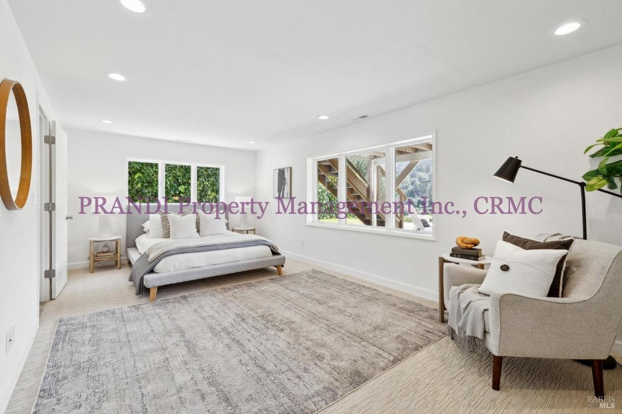 880 Chamberlain Ct - Photo 3 of 33