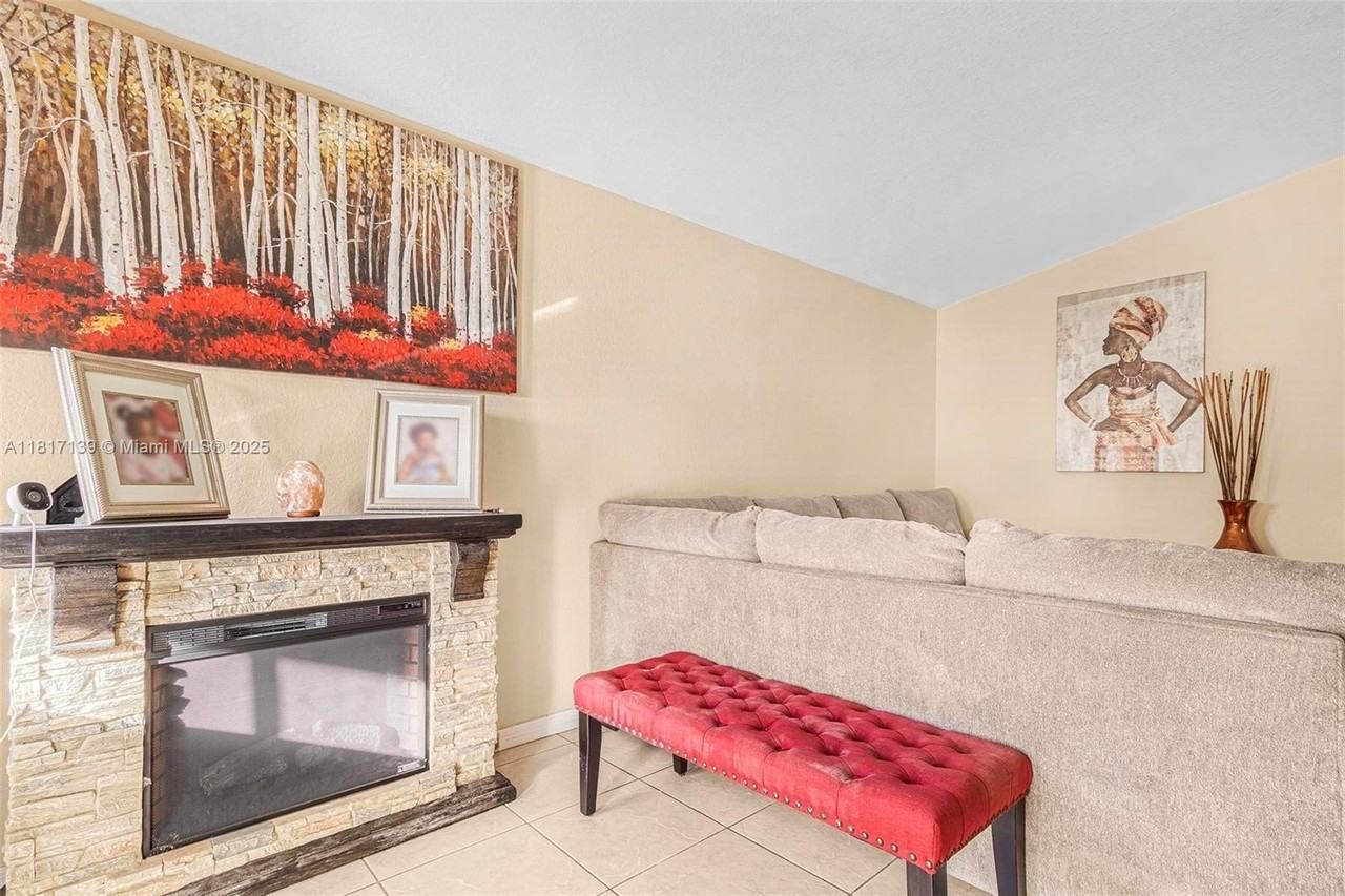 21403 Sw 89th Pl #0 - Photo 4 of 23