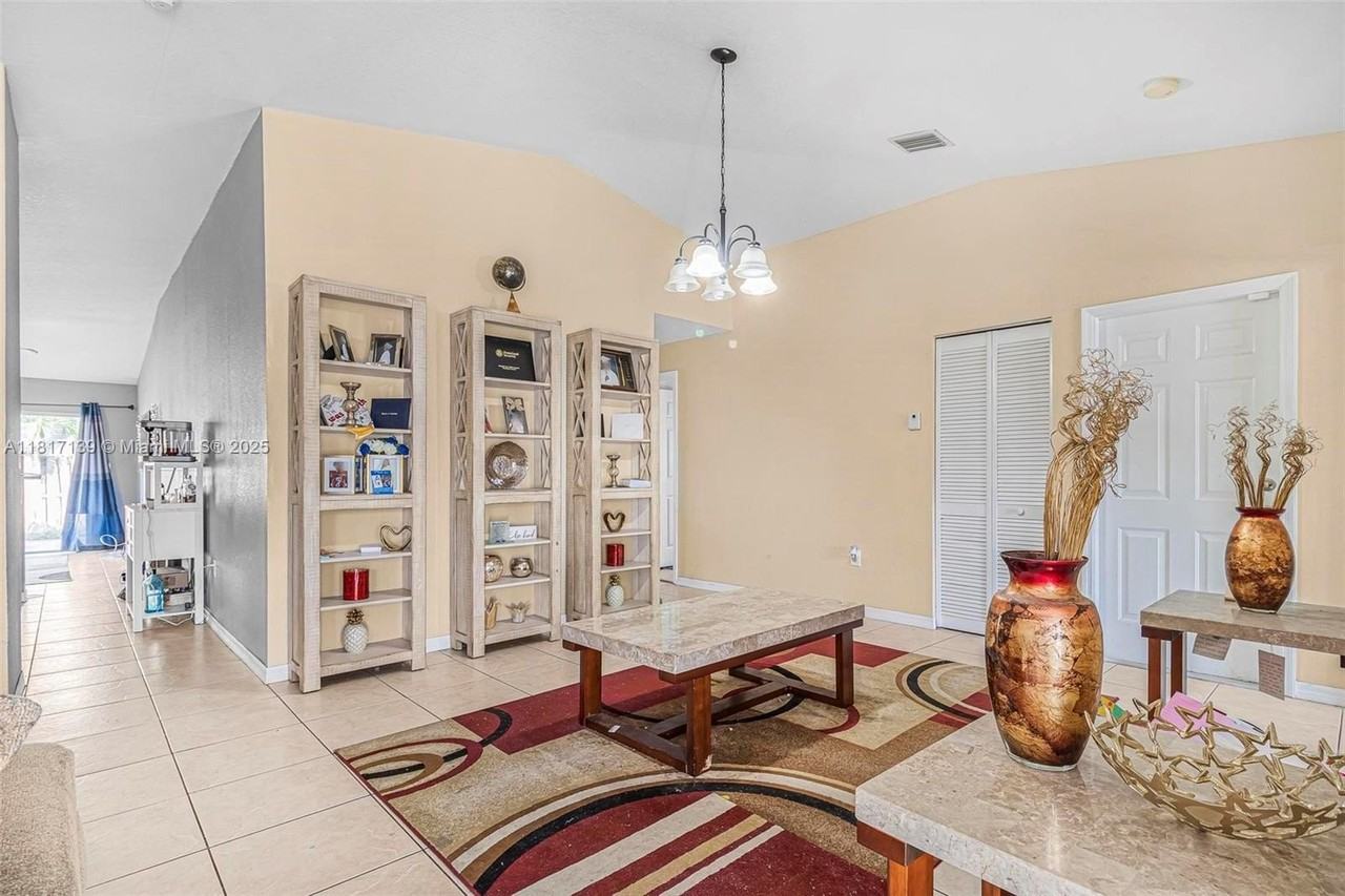 21403 Sw 89th Pl #0 - Photo 5 of 23