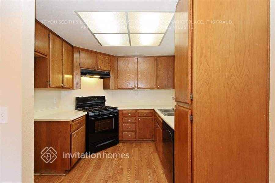 1239 Canterbury - Photo 7 of 23
