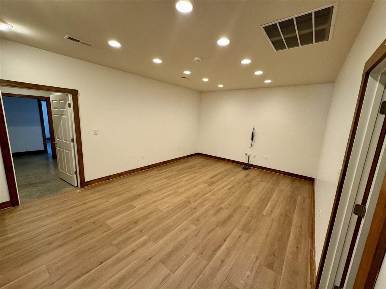 141 Vanderbilt Ct - Photo 4 of 6