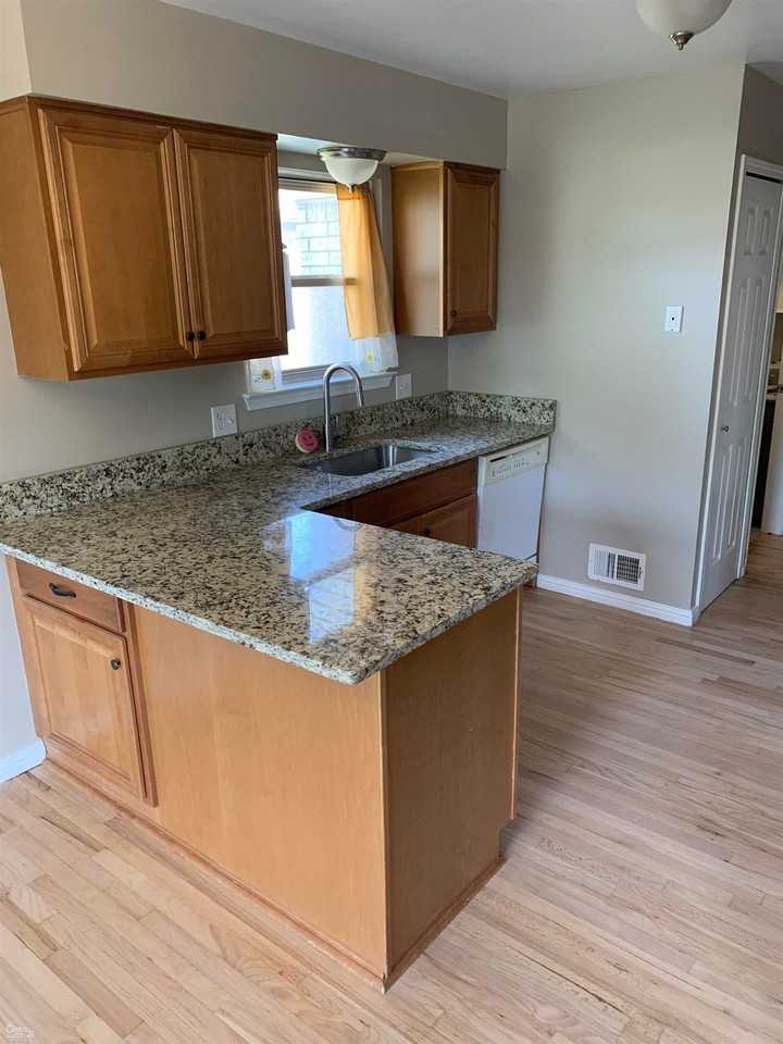 4951 Fox Hill Dr - Photo 5 of 16