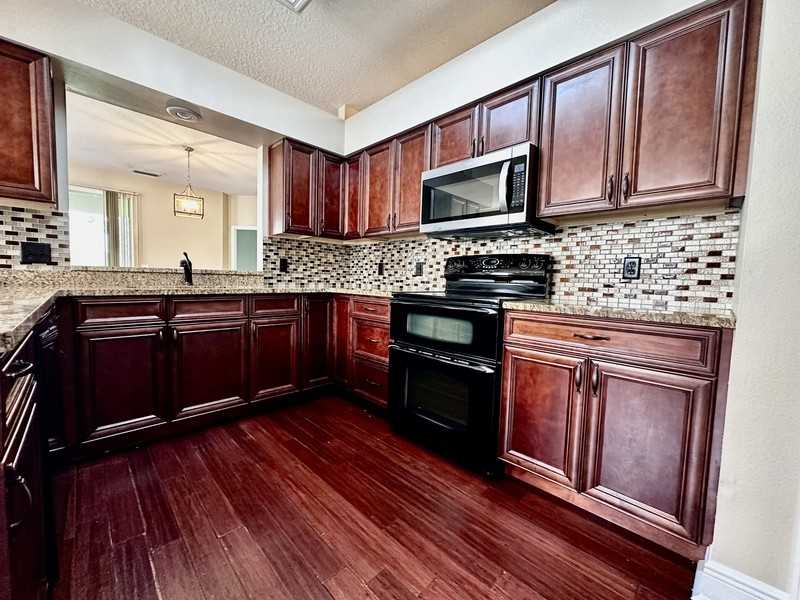 305 Fernhill Dr - Photo 3 of 21