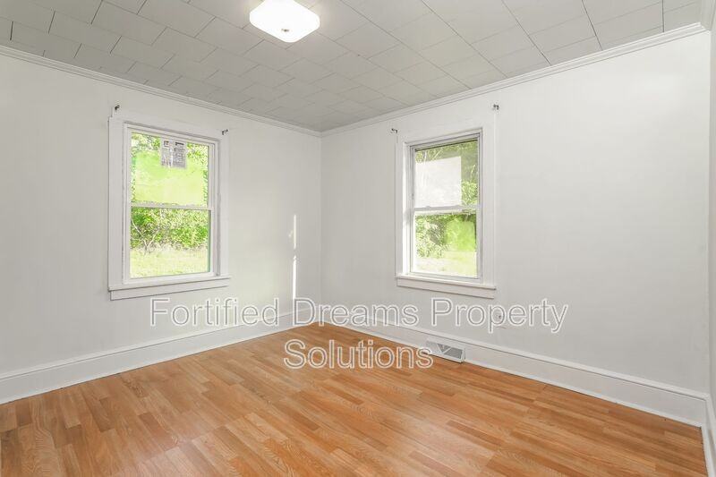 3007 Gilbert St - Photo 2 of 15