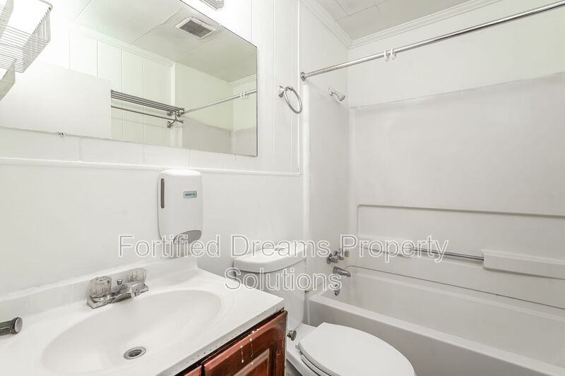 3007 Gilbert St - Photo 3 of 15