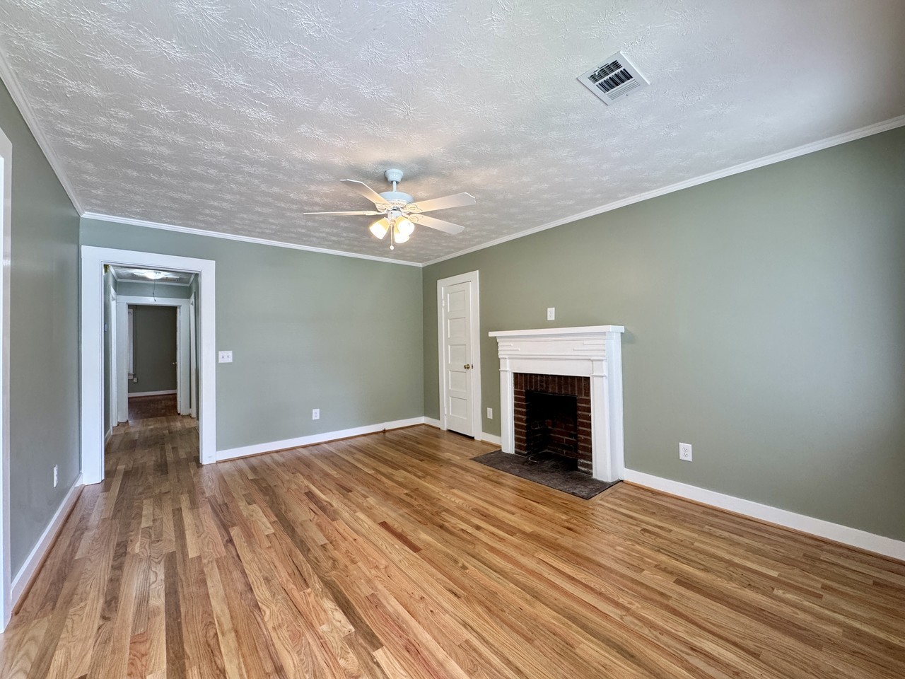 1406 Virginia St - Photo 2 of 11